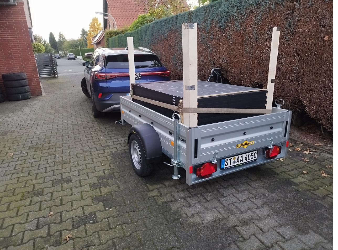 Anhänger mit Solarmodulen beladen, gezogen von VW ID.4