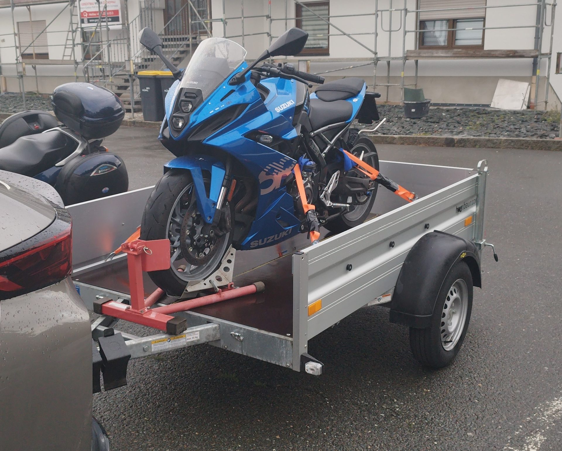 Suzuki GSX-8R mit Spanngurten gesichert auf Anhänger