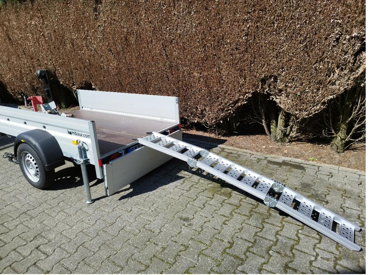 Auffahrrampe vor leerem Anhänger ausgeklappt