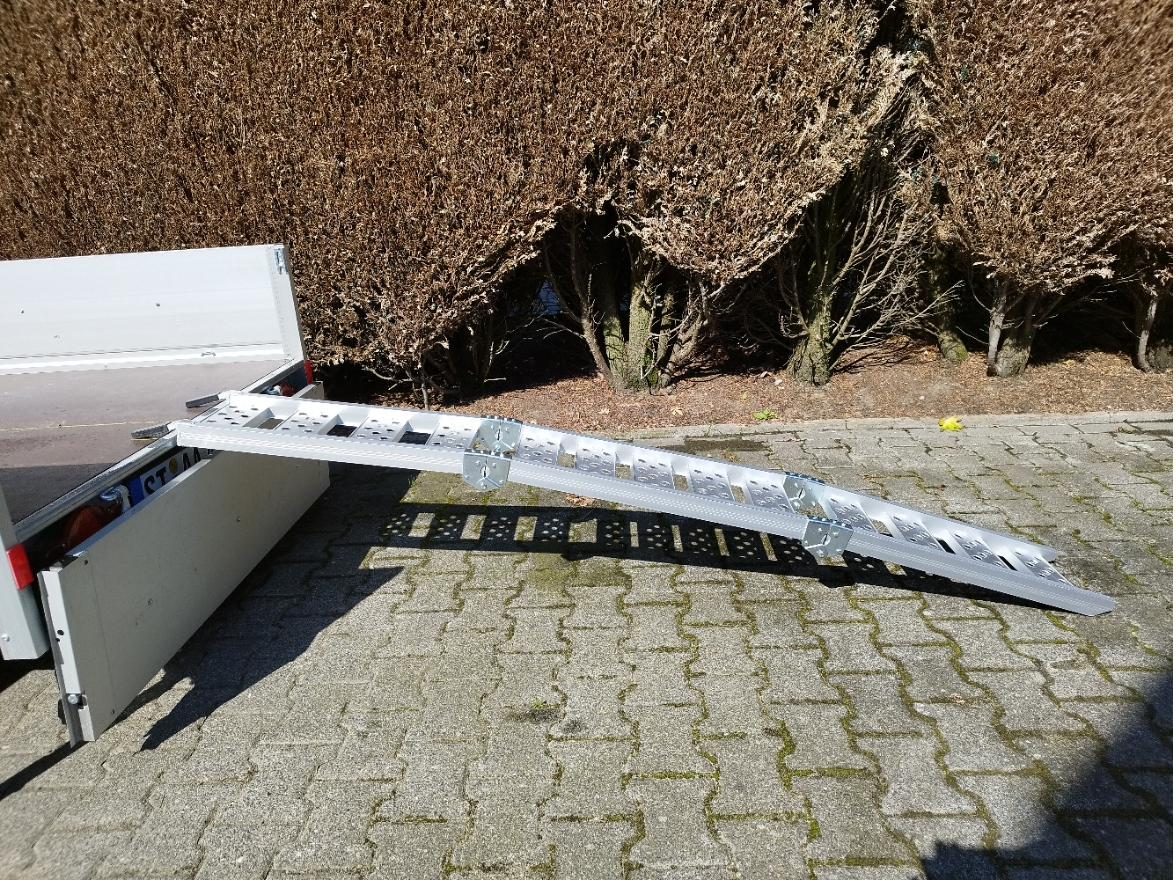 Rampe und Anhänger seitlich – Blick auf die volle Länge