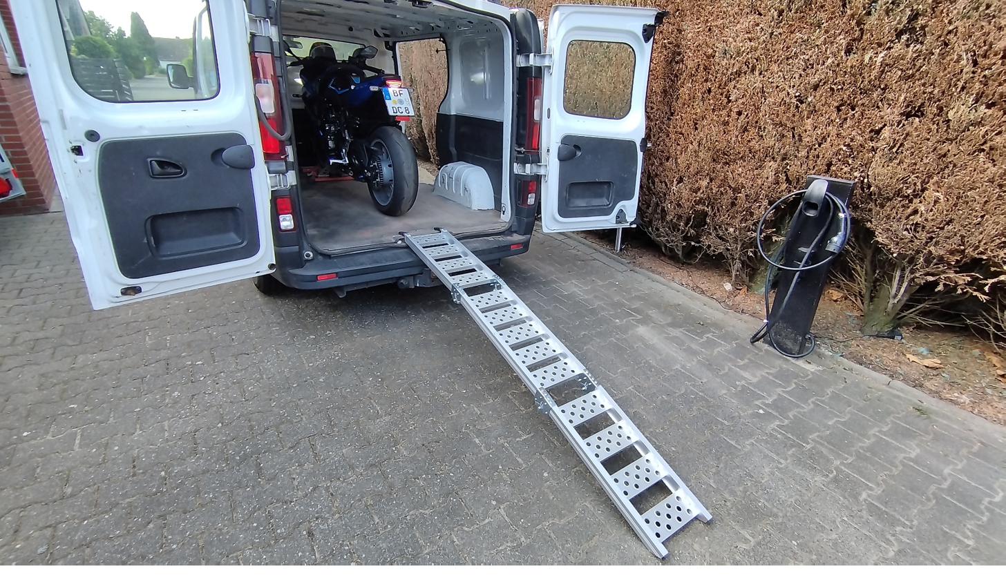 Auffahrrampe am Transporter – Motorrad bereits eingeladen